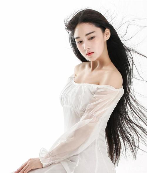 张馨予是娱乐圈人气影视演员,清新纯美难掩仙气