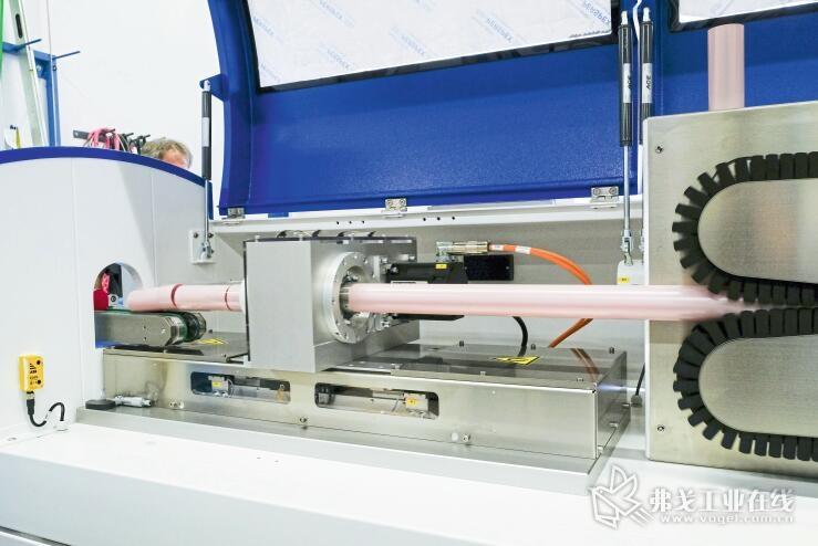 一开始是管道,在breyer机械厂中管道不断地从挤出机中出来,如果说