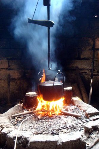 娘忙碌了一辈子的厨房,永远是吊锅柴火,炊烟缭绕