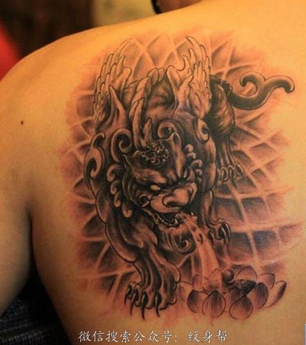 男性背部个性招财貔貅纹身图案