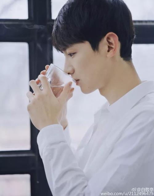 是个好少年小白的泪痣真的是永远的苏点,像青春小说里的男主,纯良无暇