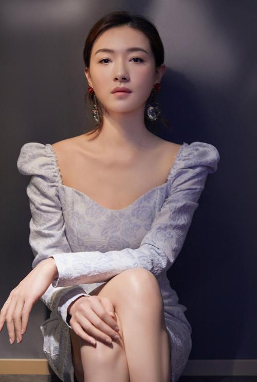 只要气质出众,"奶奶花"也可以穿得高级优雅,万茜就是个例子!