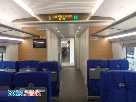 图为crh380d宽敞明亮的车厢
