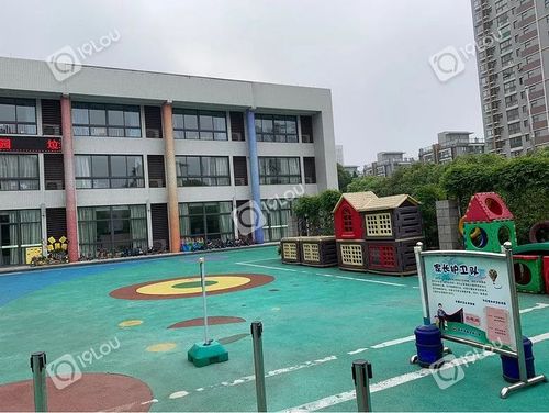 7点多久排了十几个人嘉兴市商业幼儿园无聊的坐在那边玩手机游戏哈哈