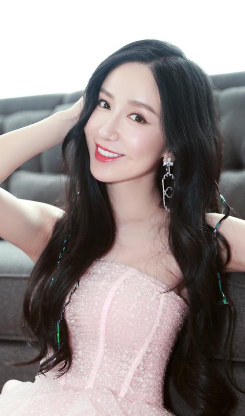 娄艺潇 淡粉色纱裙 仙气十足