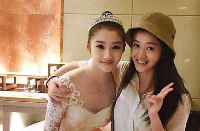 明明都是22岁,张雪迎关晓彤同穿旗袍,却像两代人,看完