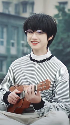 uu萌,想求一个朱志鑫的可以做vx头像的正脸图片