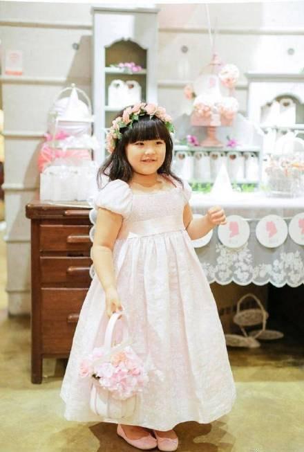 王诗龄瘦了是真的吗王诗龄胖瘦照片对比但小肚腩依旧很抢镜