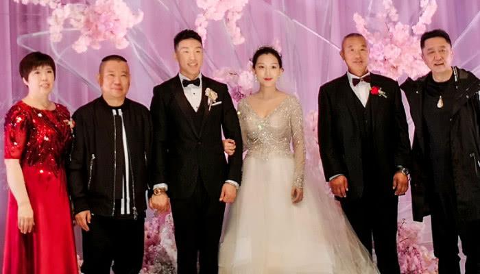 德云社演员烧饼,晒出和妻子同行照片,妻子颜值被大家称赞