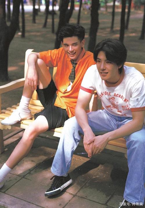 摆拍九十年代男生穿衣风格