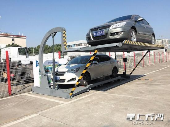 图为陈明昊带领团队研发的智能泊车架,一个停车位可停下两辆车.