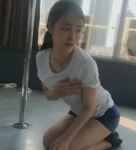 抖音里妹子练瑜伽手防走光姿势太可爱网友实力诱惑