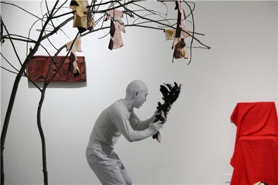 工作室开放现场艺术家文鹏在行为表演《处理王》