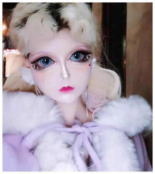 网红芭比迪丽拉曾以为她不会笑可看到她的笑容后网友都呆了