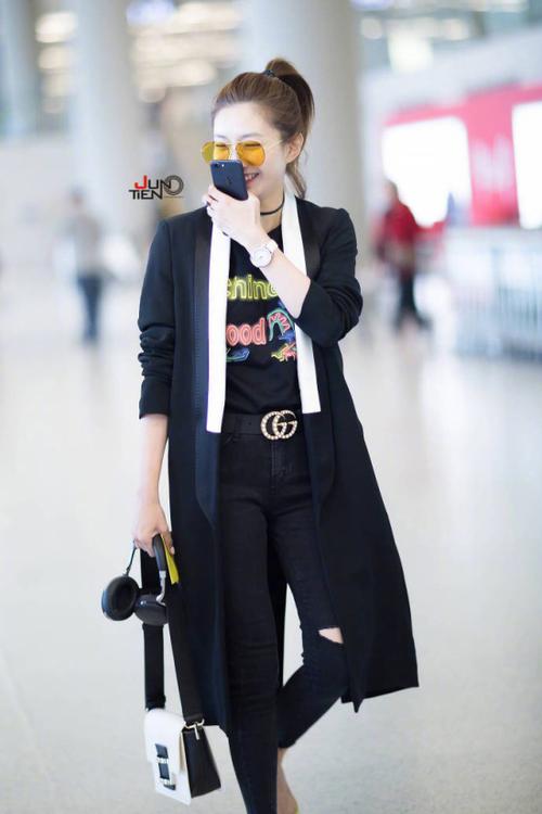 江疏影机场街拍最具时尚感