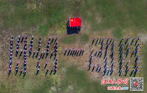 学生摆出"1949—2019"造型(杨牧青摄)