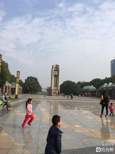 桐庐中心广场游玩