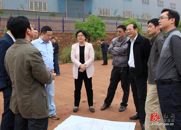 唐军到工业园现场办公 强调要加快征地和建设进度