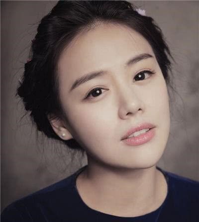 马思纯分享近照,淡黄色条纹衬衫,与牡丹花合影低头甜笑人比花娇