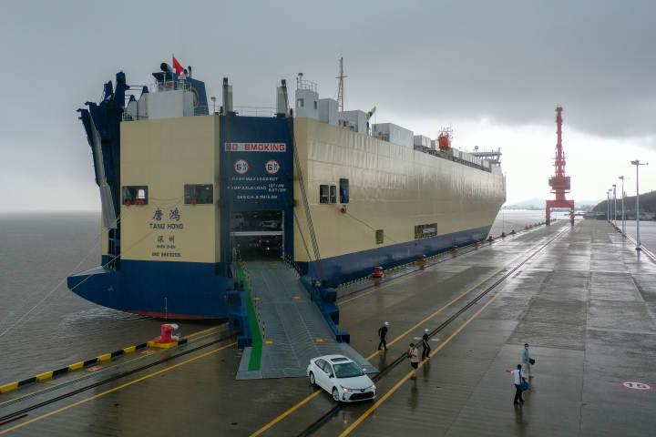 舟山:首次开展汽车滚装船卸载作业