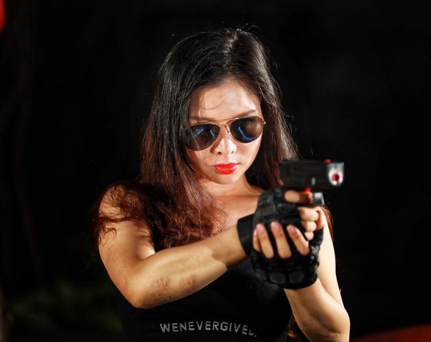 女枪手