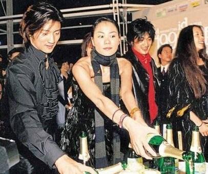 王菲谢霆锋热吻 曾公寓密会四天亲密接吻