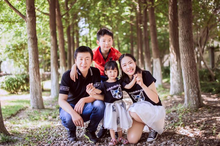 一家四口,其乐融融