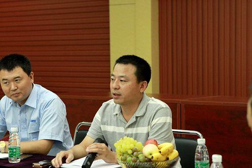 会长黄涛在听取了与会企业家意见后,发表重要讲话.