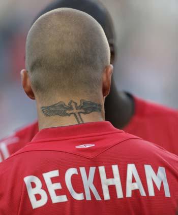 图文-英格兰友谊赛出战日本 小贝脖上惊现飞翔十字架