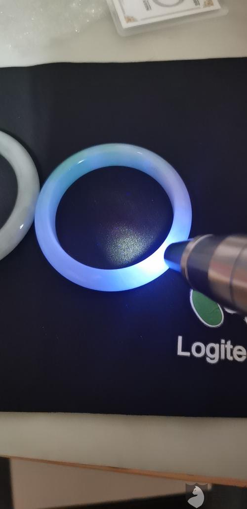 11月22号收到的货,用玉石专用紫光灯照了,发现反蓝色荧光,是翡翠b货c