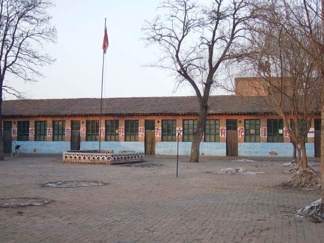 学校占地2800平方米,建筑