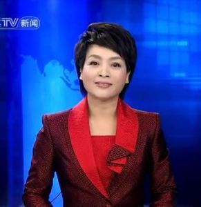 把对假冒伪劣的无情揭露,通过不事铅华,端庄优雅的主持人章伟秋表达