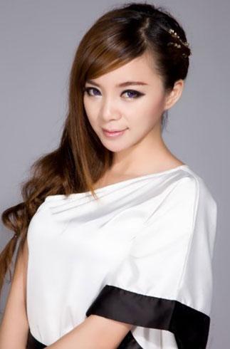 谢容儿是内地著名的歌手,演员,代表作《你是猫儿我是鱼》深受观众的