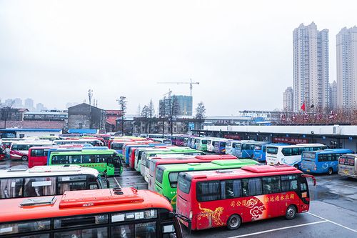 古田客运站内整装待发的长途客运车