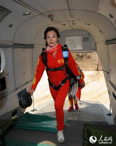 包括解放军八一跳伞队在内的13支省(直辖市)代表队约130名运动员参加