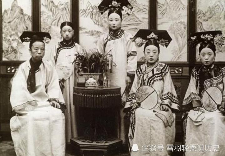 这是清朝末年后宫里的格格们,格格们穿着锦衣,戴着美丽华贵的旗头
