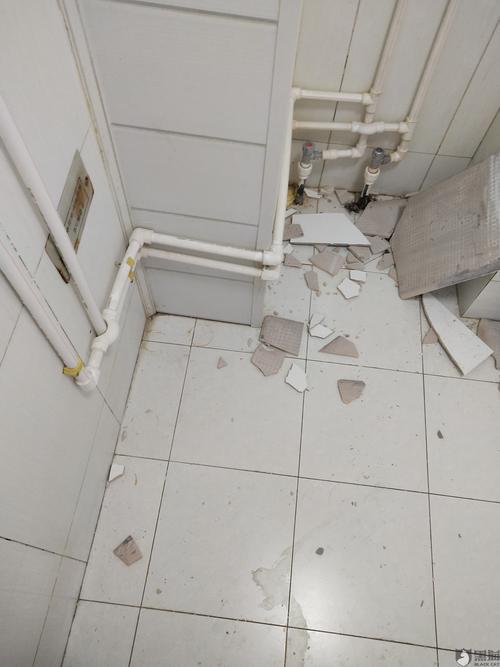 黑猫投诉浴室瓷砖脱落涉及人身安全