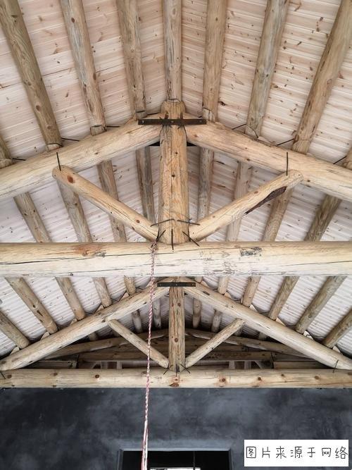 在农村里,经常看到有小贩专门去收购老房子的房梁,门窗,这是用来干