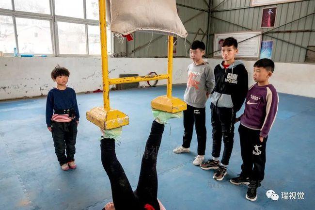杂技村村民个个是高手小孩儿也能登台露几手