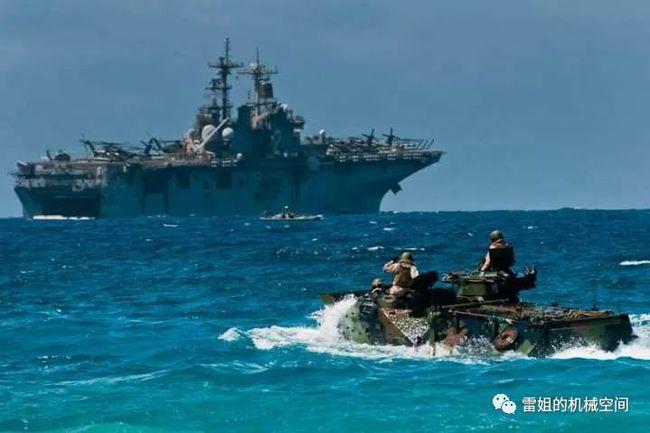 中国05式vs美国aav7,两栖战车火力对比,大炮对机枪美军毫无优势