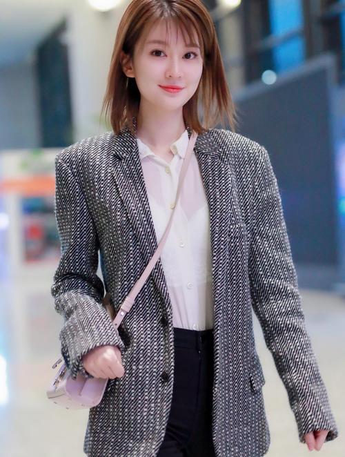 乔欣换了短发造型,再也不是之前的乖乖女了,一身大衣又帅又飒