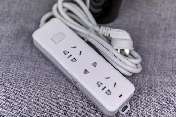 ▼插排的插头,有3c认证,最大支持10a电流