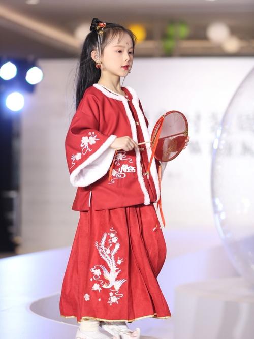 儿童冬季汉服秀_汉服_冬天去哪玩_潮童_时装周_母婴