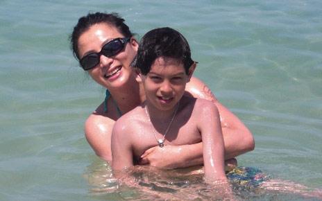 李玲玉携子泰国度假1984年前后,21岁的李玲玉便不顾一切地放弃自己的