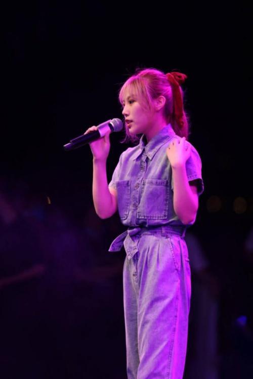 "原唱碾压机"苏晗 用灵魂唱响成都dou night街头音乐会