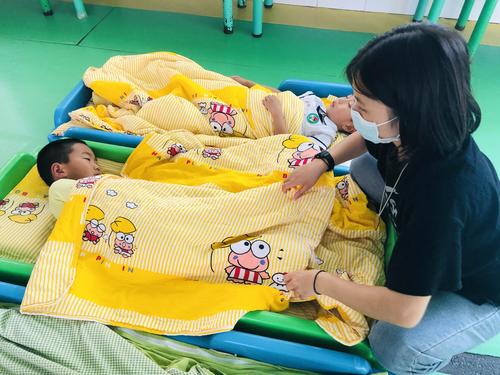 小新星幼儿园大四班:一日晨午检工作