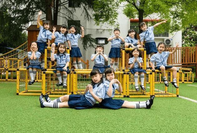 幼儿园创意毕业照火了工薪层家长苦笑有钱人的孩子仪式真多