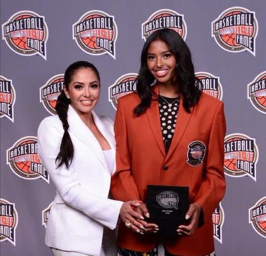 科比去世一年后妻子一张亲吻照引争议果然她装不下去了