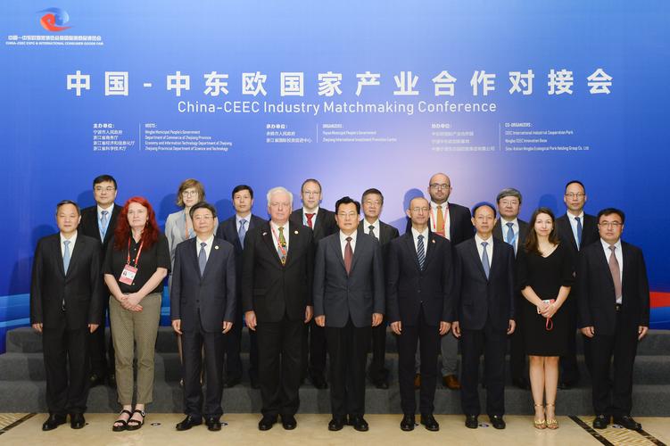 这十二项举措包括倡议2013年在中国举办"中国-中东欧国家文化合作论坛