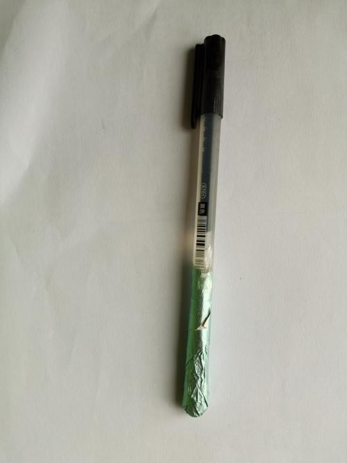 抢不到原价笔的我在家用锡纸diy了一支破笔来写作业
